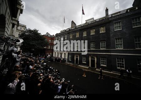 Nouveau Premier ministre Liz Truss à l'extérieur du 10 Downing Street, Londres, après avoir rencontré la reine Elizabeth II et accepté son invitation à devenir Premier ministre et à former un nouveau gouvernement. Date de la photo: Mardi 6 septembre 2022. Banque D'Images