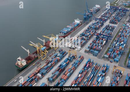 Nakhodka, Russie - 5 août 2022: Piles de conteneurs et de navires de mer dans le port, la vue de dessus. Banque D'Images