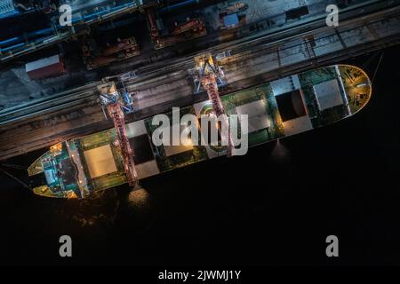 Nakhodka, Russie - 8 août 2022: Les navires de mer sont chargés à un amarrage la nuit. Banque D'Images