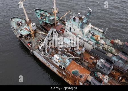 Vladivostok, Russie - 23 juillet 2022 : le navire de pêche brûlé sur un amarrage avec un autre navire. Banque D'Images