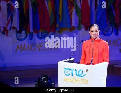 Photo du dossier datée du 05/09/22 de la duchesse de Sussex, parlant au One Young World 2022 Manchester Summit à Bridgewater Hall, Manchester. La duchesse de Sussex s'est décrite comme un 'solitaire' à l'école et un 'laideur' qui n'avait personne à s'asseoir à côté de déjeuner. Dans son dernier épisode de podcast, l'ancienne actrice de costumes a déclaré que c'était « très dur » et qu'elle était « la plus intelligente jamais et jamais » plutôt que la plus jolie pendant son séjour à l'école catholique Immaculée Heart All-Girls à Los Angeles. Date de publication : mardi 6 septembre 2022. Banque D'Images