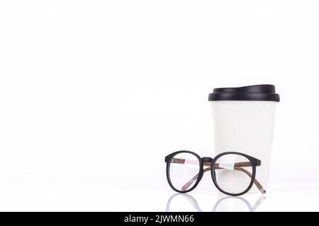 Tasse à café et verres blancs isolés sur fond blanc Banque D'Images