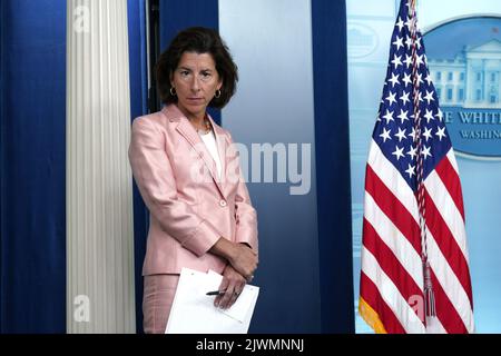 Washington, États-Unis. 06th septembre 2022. Gina Raimondo, secrétaire AMÉRICAINE au Commerce, arrive à un point de presse à la Maison Blanche à Washington sur 6 septembre 2022. Photo par Yuri Gripas/UPI crédit: UPI/Alay Live News Banque D'Images