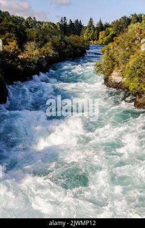 Les rapides de la rivière Waikato pris dans un étroit canyon ou la roche dure altérée géothermiquement d'environ 15 mètres de large et 10 mètres de profondeur à Taup Banque D'Images