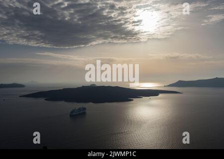 Vue panoramique sur la mer Égée avec les îles et le bateau de croisière. Banque D'Images