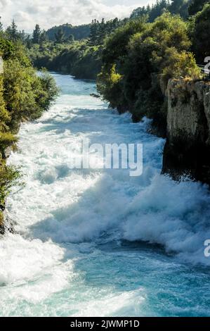 Les rapides de la rivière Waikato pris dans un étroit canyon ou la roche dure altérée géothermiquement d'environ 15 mètres de large et 10 mètres de profondeur à Taup Banque D'Images