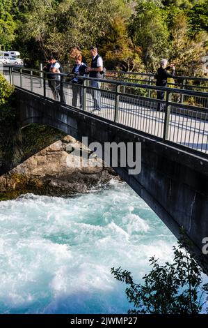 Les rapides de la rivière Waikato pris dans un étroit canyon ou la roche dure altérée géothermiquement d'environ 15 mètres de large et 10 mètres de profondeur à Taup Banque D'Images