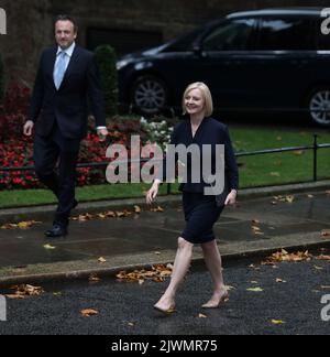 Londres, Royaume-Uni. 06th septembre 2022. Le Premier ministre du Nouveau-Royaume-Uni, Liz Truss, arrive à la rue Downing n° 10 avant de prononcer son premier discours à la rue Downing n° 10, mardi, 06 septembre 2022. Le nouveau Premier ministre assume son rôle après avoir battu son collègue Rishi Sunak. Photo de Hugo Philpott/UPI crédit: UPI/Alay Live News Banque D'Images