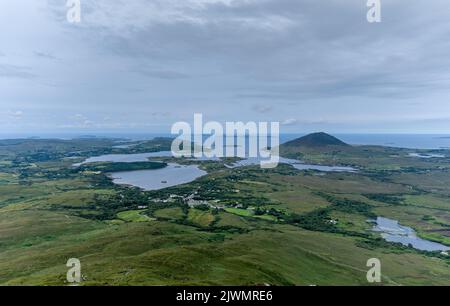 Vue sur le paysage de la péninsule de Renvyle et du port de Ballinakill dans le parc Connemara Naitonal Banque D'Images