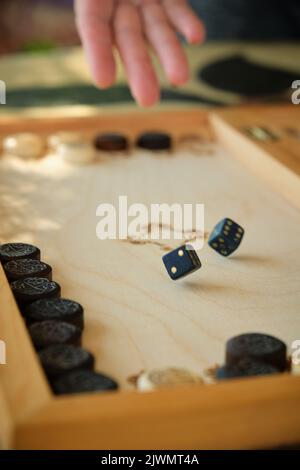 planche de backgammon avec jetons et cubes en vol Banque D'Images