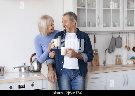 Les conjoints âgés gaies se sont réunis pour prendre du café Banque D'Images