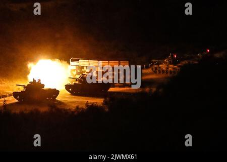 Comté de Pingtung, Taïwan. 6th septembre 2022. Des chars incendient des canons lors des exercices militaires conjoints de tirs à un endroit non divulgué dans le comté de Pingtung, dans un contexte de tensions croissantes avec la Chine. L'île est confrontée à des menaces militaires croissantes de la part de Pékin, car elle entretient des liens avec les États-Unis, le Royaume-Uni, le Japon et d'autres démocraties, Washington offrant davantage de ventes d'armes et d'armes à Taiwan. (Credit image: © Daniel CEng Shou-Yi/ZUMA Press Wire) Credit: ZUMA Press, Inc./Alamy Live News Banque D'Images