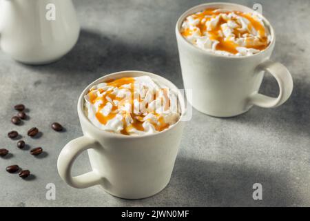 Réchauffer la boisson au caramel Latte dans une tasse avec de la crème fouettée Banque D'Images