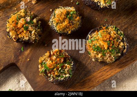 Hors-d'œuvre de champignons farcis maison avec fromage et chapelure Banque D'Images