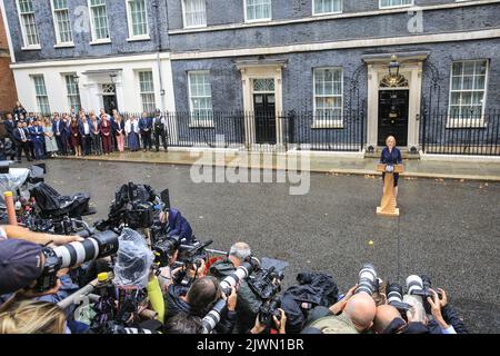 Londres, Royaume-Uni. 06th septembre 2022. Liz Truss (Elizabeth Truss), prononce son premier discours en tant que nouveau Premier ministre britannique du Royaume-Uni aujourd'hui, à l'extérieur du 10 Downing Street à Westminster. Les alliés, les partisans, la famille et d'autres écoutent le discours, aux côtés de la presse assemblée. Elle entre ensuite avec son mari Hugh O'Leary. Credit: Imagetraceur/Alamy Live News Banque D'Images