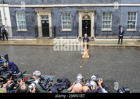 Londres, Royaume-Uni. 06th septembre 2022. Liz Truss (Elizabeth Truss), prononce son premier discours en tant que nouveau Premier ministre britannique du Royaume-Uni aujourd'hui, à l'extérieur du 10 Downing Street à Westminster. Les alliés, les partisans, la famille et d'autres écoutent le discours, aux côtés de la presse assemblée. Elle entre ensuite avec son mari Hugh O'Leary. Credit: Imagetraceur/Alamy Live News Banque D'Images