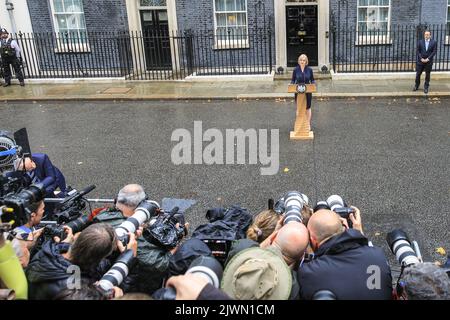 Londres, Royaume-Uni. 06th septembre 2022. Liz Truss (Elizabeth Truss), prononce son premier discours en tant que nouveau Premier ministre britannique du Royaume-Uni aujourd'hui, à l'extérieur du 10 Downing Street à Westminster. Les alliés, les partisans, la famille et d'autres écoutent le discours, aux côtés de la presse assemblée. Elle entre ensuite avec son mari Hugh O'Leary. Credit: Imagetraceur/Alamy Live News Banque D'Images