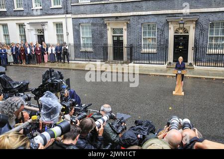 Londres, Royaume-Uni. 06th septembre 2022. Liz Truss (Elizabeth Truss), prononce son premier discours en tant que nouveau Premier ministre britannique du Royaume-Uni aujourd'hui, à l'extérieur du 10 Downing Street à Westminster. Les alliés, les partisans, la famille et d'autres écoutent le discours, aux côtés de la presse assemblée. Elle entre ensuite avec son mari Hugh O'Leary. Credit: Imagetraceur/Alamy Live News Banque D'Images