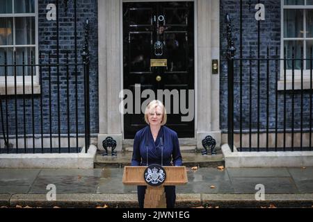 Londres, Royaume-Uni. 06th septembre 2022. Liz Truss (Elizabeth Truss), prononce son premier discours en tant que nouveau Premier ministre britannique du Royaume-Uni aujourd'hui, à l'extérieur du 10 Downing Street à Westminster. Les alliés, les partisans, la famille et d'autres écoutent le discours, aux côtés de la presse assemblée. Elle entre ensuite avec son mari Hugh O'Leary. Credit: Imagetraceur/Alamy Live News Banque D'Images