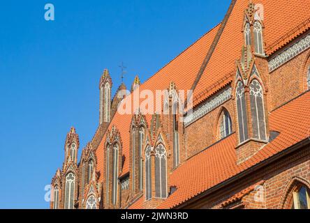 Petites tours décorées sur le toit de l'église Saint-Jacques à Torun, en Pologne Banque D'Images