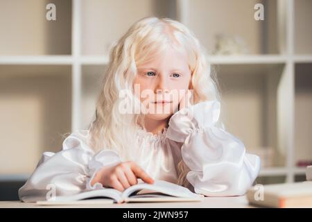 enfant loisirs lecture passe-temps rêveur livre de fille Banque D'Images