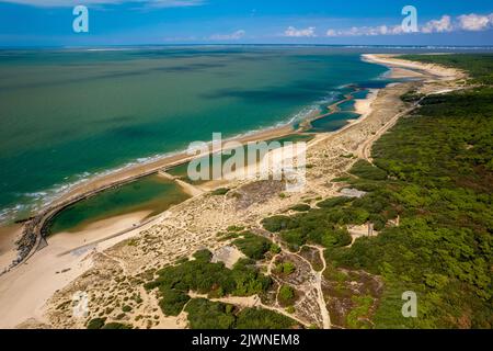 Photo aérienne de la côte de Soulac en Gironde France avec piscines d'eau salée formées par des rails canon de la Seconde Guerre mondiale Banque D'Images