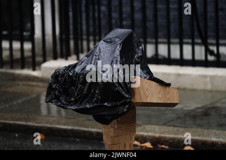 Le conférencier du discours du nouveau Premier ministre Liz Truss est couvert dans un sac poubelle à l'extérieur du 10 Downing Street, Londres, après une averse avant l'arrivée du nouveau PM de Balmoral. Date de la photo: Mardi 6 septembre 2022. Banque D'Images