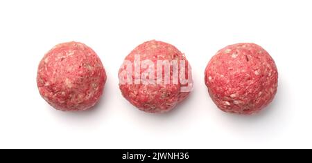 Vue de dessus de trois boulettes de viande fraîches et crues isolées sur du blanc Banque D'Images