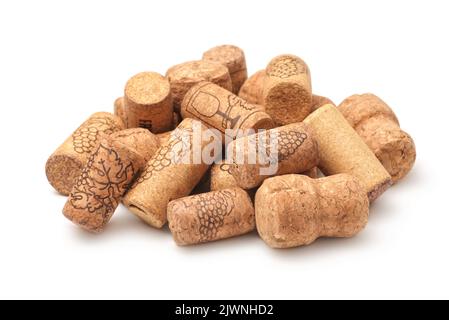 Pile de différents bouchons de vin naturel isolés sur blanc Banque D'Images