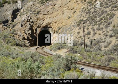 tunnel ferroviaire rustique qui traverse la montagne Banque D'Images