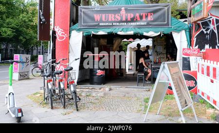 Berlin, Allemagne, 25 août 2022, parrain de saucisses - Original berlin currywurst - snack-bar dans Köpenicker Strasse. Banque D'Images