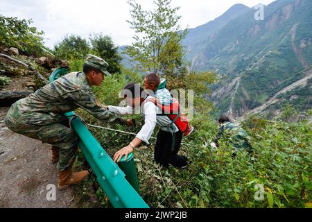 Moxi, province chinoise du Sichuan. 6th septembre 2022. Les sauveteurs transfèrent les résidents touchés par le séisme dans la ville de Detuo, comté de Luding, dans la province du Sichuan, dans le sud-ouest de la Chine, le 6 septembre 2022. Un total de 66 personnes ont été tuées dans un tremblement de terre de magnitude 6,8 qui a secoué lundi le comté de Luding dans la province du Sichuan, dans le sud-ouest de la Chine, a déclaré les autorités locales. À 2 heures mardi, 38 personnes avaient été tuées dans la préfecture autonome tibétaine de Ganzi, et les 28 autres étaient mortes dans la ville de ya'an, a déclaré le siège des secours à un point de presse. Credit: Shen Bohan/Xinhua/Alay Live News Banque D'Images