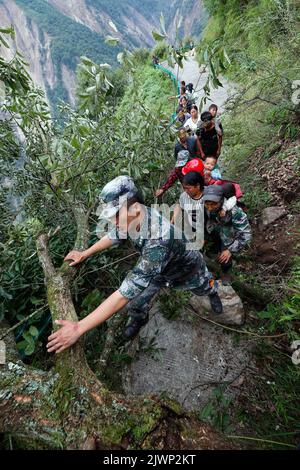 Moxi, province chinoise du Sichuan. 6th septembre 2022. Les sauveteurs transfèrent les résidents touchés par le séisme dans la ville de Detuo, comté de Luding, dans la province du Sichuan, dans le sud-ouest de la Chine, le 6 septembre 2022. Un total de 66 personnes ont été tuées dans un tremblement de terre de magnitude 6,8 qui a secoué lundi le comté de Luding dans la province du Sichuan, dans le sud-ouest de la Chine, a déclaré les autorités locales. À 2 heures mardi, 38 personnes avaient été tuées dans la préfecture autonome tibétaine de Ganzi, et les 28 autres étaient mortes dans la ville de ya'an, a déclaré le siège des secours à un point de presse. Credit: Shen Bohan/Xinhua/Alay Live News Banque D'Images