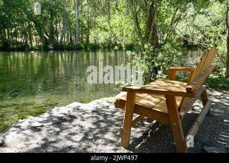 banc de parc en bois donnant sur le lac Banque D'Images