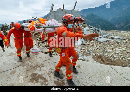 Moxi, province chinoise du Sichuan. 6th septembre 2022. Les sauveteurs transfèrent un villageois blessé évacué du village de Wandong, dans la ville de Detuo, dans le comté de Luding, dans la province du Sichuan, dans le sud-ouest de la Chine, le 6 septembre 2022. Un total de 66 personnes ont été tuées dans un tremblement de terre de magnitude 6,8 qui a secoué lundi le comté de Luding dans la province du Sichuan, dans le sud-ouest de la Chine, a déclaré les autorités locales. À 2 heures mardi, 38 personnes avaient été tuées dans la préfecture autonome tibétaine de Ganzi, et les 28 autres étaient mortes dans la ville de ya'an, a déclaré le siège des secours à un point de presse. Credit: Shen Bohan/Xinhua/Alay Live News Banque D'Images