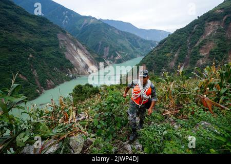 Moxi, province chinoise du Sichuan. 6th septembre 2022. Un secouriste se rend au village de Wandong, dans la ville de Detuo, dans le comté de Luding, dans la province du Sichuan, au sud-ouest de la Chine, le 6 septembre 2022. Un total de 66 personnes ont été tuées dans un tremblement de terre de magnitude 6,8 qui a secoué lundi le comté de Luding dans la province du Sichuan, dans le sud-ouest de la Chine, a déclaré les autorités locales. À 2 heures mardi, 38 personnes avaient été tuées dans la préfecture autonome tibétaine de Ganzi, et les 28 autres étaient mortes dans la ville de ya'an, a déclaré le siège des secours à un point de presse. Credit: Shen Bohan/Xinhua/Alay Live News Banque D'Images