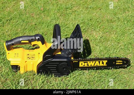 EXETER, DEVON, ANGLETERRE - JUIN 15th 2021 : tronçonneuse sans fil 18 V DeWalt sur la pelouse Banque D'Images