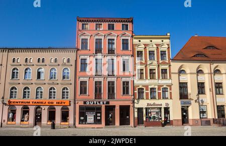 Boutiques dans des bâtiments historiques sur la place du marché à Torun, en Pologne Banque D'Images