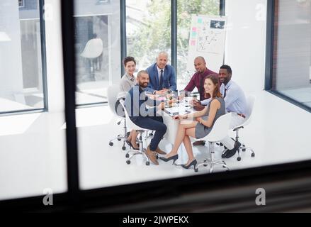 Nous prenons des décisions en équipe. Groupe de collègues ayant une réunion dans la salle de conférence. Banque D'Images