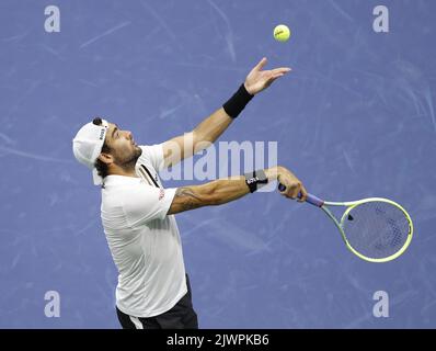 Flushing Meadow, États-Unis. 06th septembre 2022. Matteo Berrettini d'Italie sert à Casper Ruud de Norvège dans les quarts de finale aux Championnats américains de tennis ouverts 2022 au Stade Arthur Ashe au Centre national de tennis de l'USTA Billie Jean King à New York le mardi, 6 septembre 2022. Photo de John Angelillo/UPI crédit: UPI/Alay Live News Banque D'Images