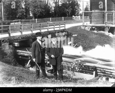 Vieux pont de poussière à Hällbo avec bûchering, qui est maintenant râpé. Les gens inconnus. « Nous, les petits garçons, jouons au football sur le côté de la grange. Les postes de porte ont été autorisés à servir d'objectif, l'autre étant de l'autre côté de la route de campagne. Ici, les trois choeurs de plein air ont tenu des concerts (un choeur masculin et deux choeurs mixtes). Le chef des choeurs était maître de spinning Lindblom, Västansjö. Gamla dammbron i Hällbo med timmerlada, som nu är riven. Personerna okända.'VI smågrabbar brukade spela fotboll på sidan om ladan. Grindstolparna fick göra tjänst som det ena målet, det andra fanns p Banque D'Images