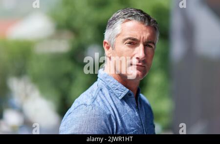 Il est temps de faire avancer les choses. Portrait d'un homme d'affaires habillé de manière décontractée à l'extérieur. Banque D'Images