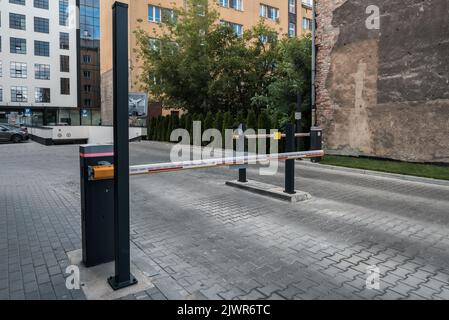 La barrière avec des feux à l'entrée du parking. Banque D'Images