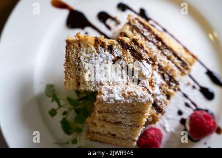 un délicieux morceau de gâteau avec du chocolat et des baies Banque D'Images