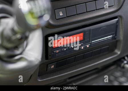 Tachygraphe numérique dans une camionnette à partir d'un angle Banque D'Images