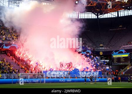 DORTMUND, ALLEMAGNE - SEPTEMBRE 6 : les supporters du FC Copenhague ont droit à des feux d'artifice lors du match G de l'UEFA Champions League entre Borussia Dortmund et le FC Copenhague au signal Iduna Park sur 6 septembre 2022 à Dortmund, Allemagne (photo de Marcel ter Bals/Orange Pictures) Banque D'Images