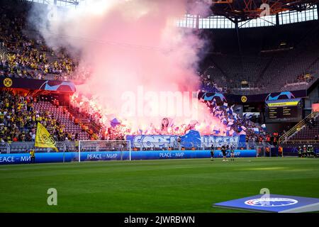 DORTMUND, ALLEMAGNE - SEPTEMBRE 6 : les supporters du FC Copenhague ont droit à des feux d'artifice lors du match G de l'UEFA Champions League entre Borussia Dortmund et le FC Copenhague au signal Iduna Park sur 6 septembre 2022 à Dortmund, Allemagne (photo de Marcel ter Bals/Orange Pictures) Banque D'Images