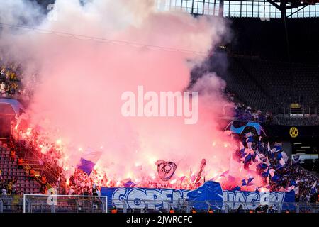 DORTMUND, ALLEMAGNE - SEPTEMBRE 6 : les supporters du FC Copenhague ont droit à des feux d'artifice lors du match G de l'UEFA Champions League entre Borussia Dortmund et le FC Copenhague au signal Iduna Park sur 6 septembre 2022 à Dortmund, Allemagne (photo de Marcel ter Bals/Orange Pictures) Banque D'Images