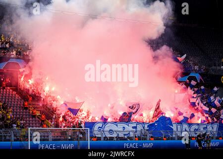 DORTMUND, ALLEMAGNE - SEPTEMBRE 6 : les supporters du FC Copenhague ont droit à des feux d'artifice lors du match G de l'UEFA Champions League entre Borussia Dortmund et le FC Copenhague au signal Iduna Park sur 6 septembre 2022 à Dortmund, Allemagne (photo de Marcel ter Bals/Orange Pictures) Banque D'Images