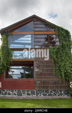 Porvoo, Finlande - 22.08.2018. Cottage moderne de deux étages avec un studio et d'immenses fenêtres, ce qui est essentiel pour un climat du nord avec une petite nu Banque D'Images